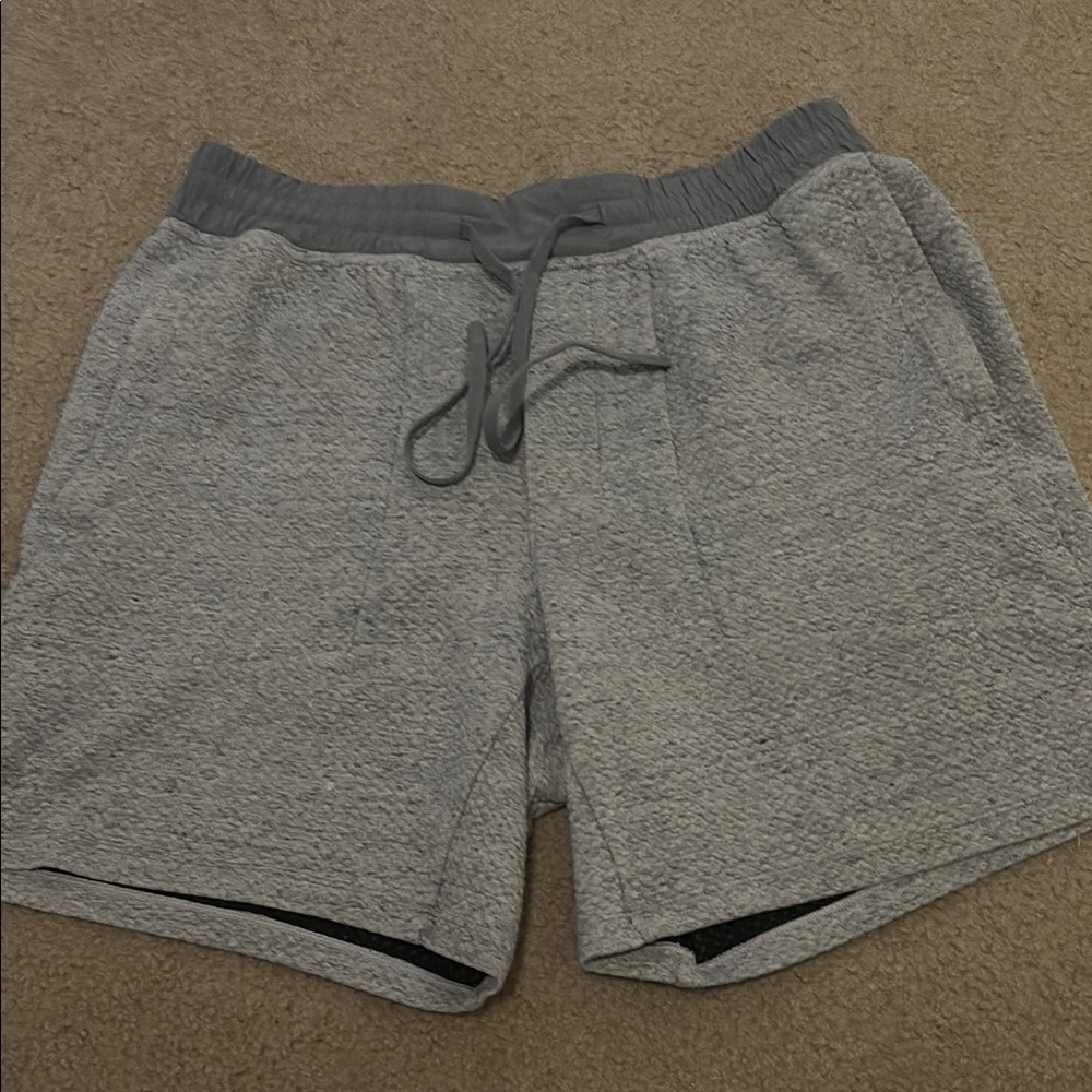 Lululemon at ease 7" men's size large light gray